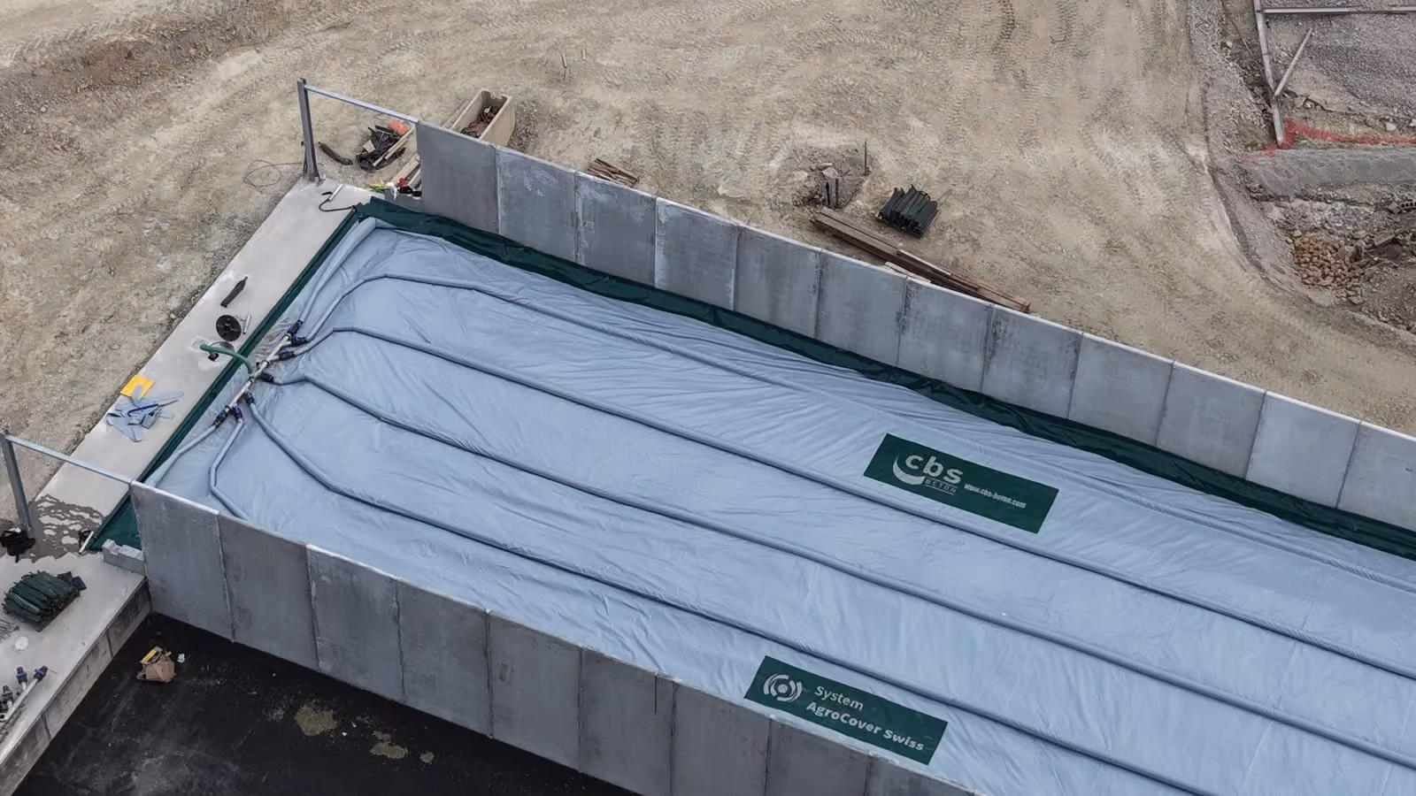 Neues Abdecktuch mit integrierten Wasserschläuchen