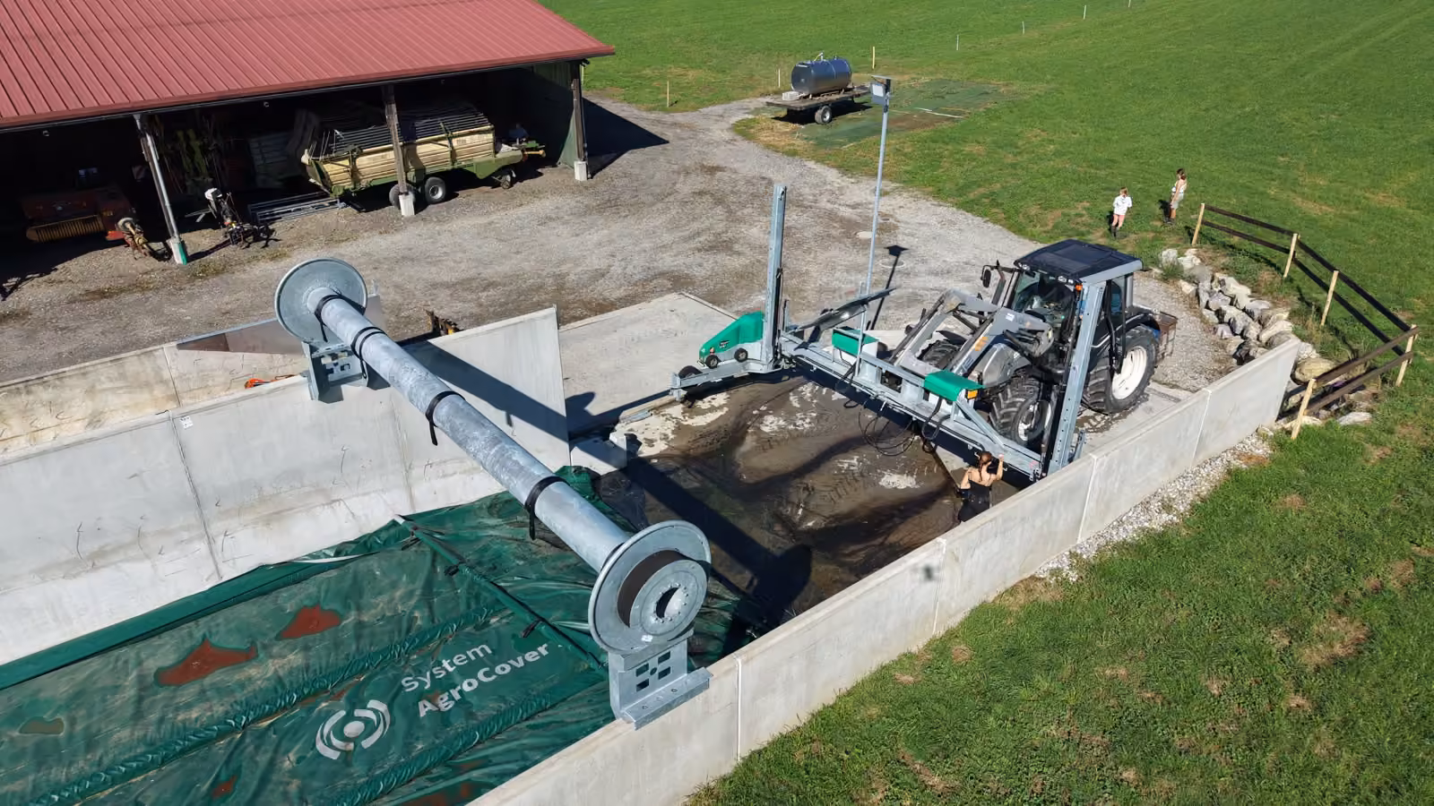 AgroCover Abdeckrolle über dem Fahrsilo, Luftaufnahme