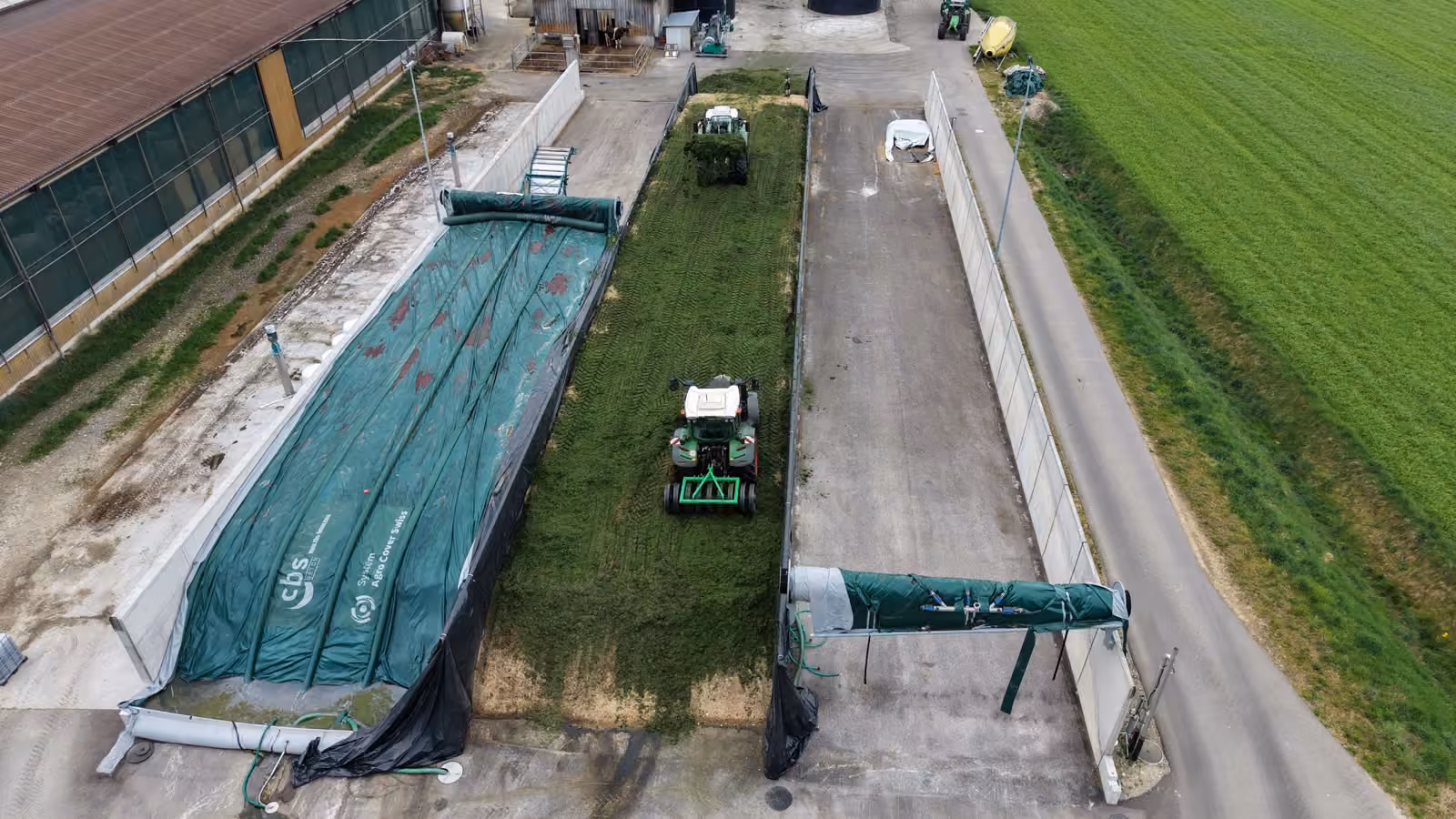 Langes Fahrsilo mit Abdeckrolle aus der Luft