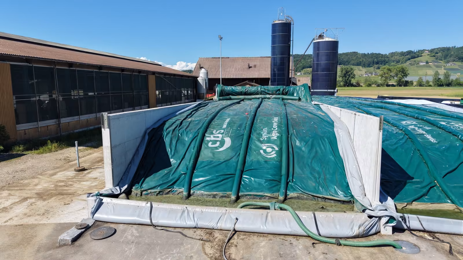 Abgedecktes Fahrsilo mit AgroCover Tuch und Wasserschläuchen