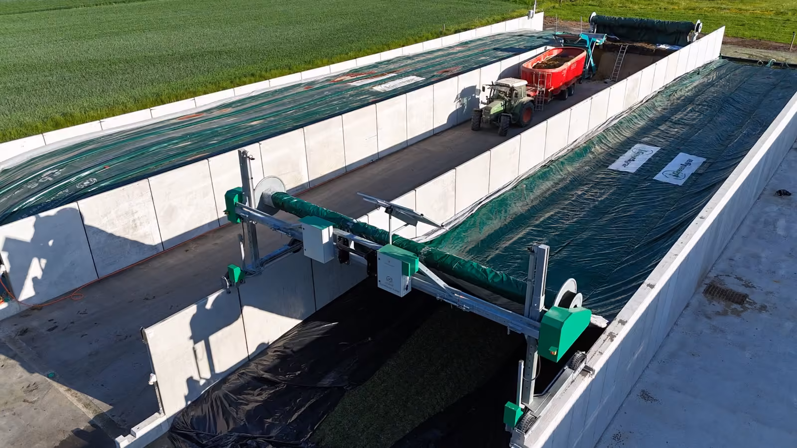 Fahrsilo mit Abdecksystem, Traktor bei der Futterentnahme
