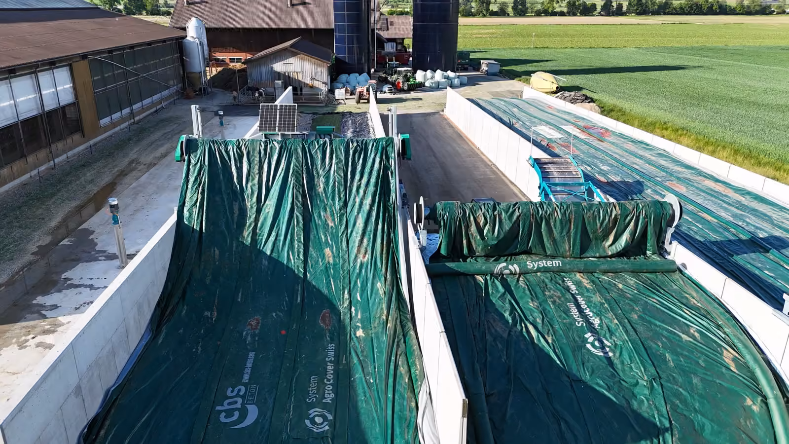 Geöffnetes Fahrsilo mit aufgerolltem AgroCover Abdecktuch