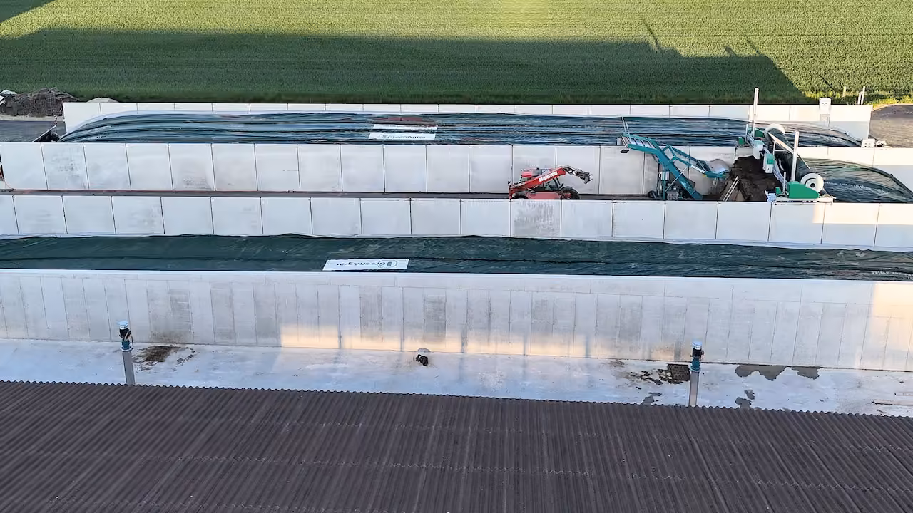 Fahrsiloanlage aus Betonelementen mit Abdeckung