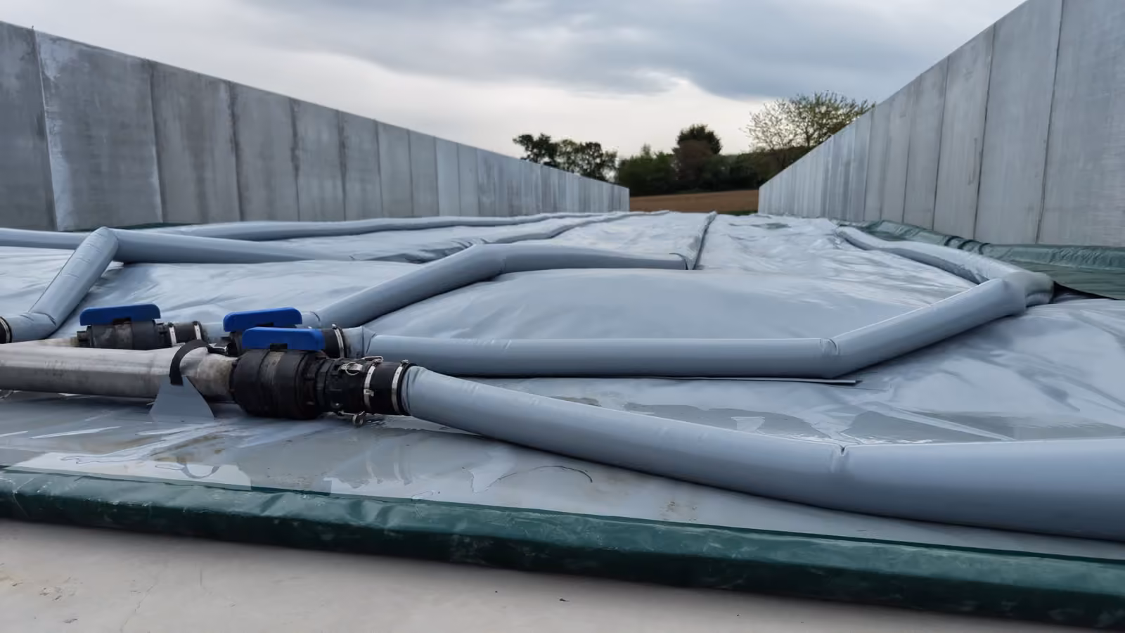 Wasserschläuche und Anschlüsse des AgroCover Füllsystems