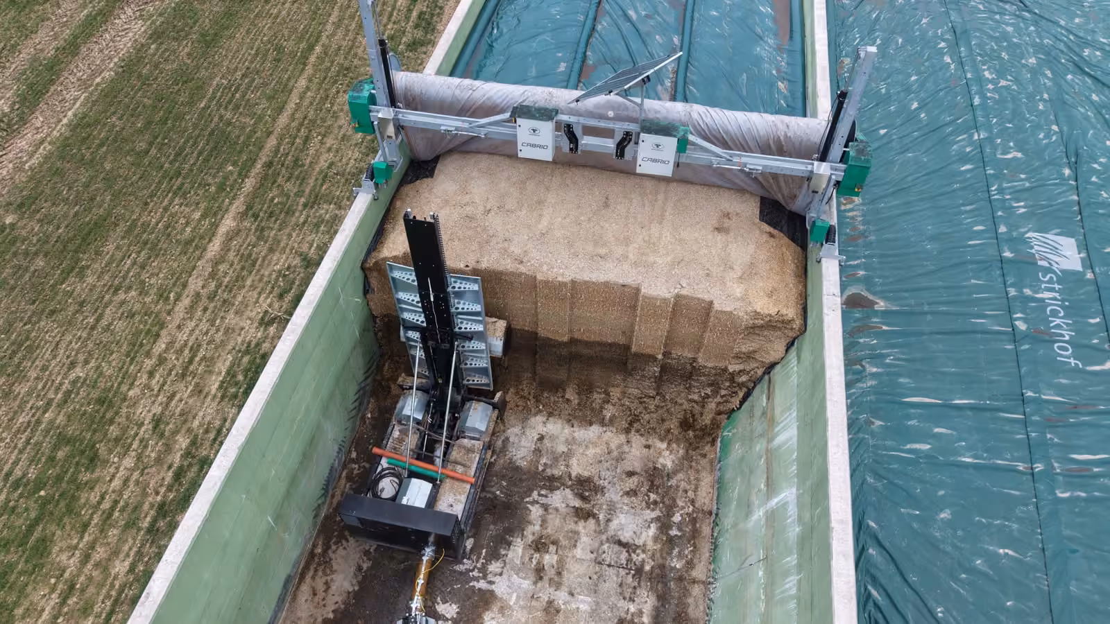 Futterentnahme unter dem hochgefahrenen AgroCover Gerät, Ansicht von oben