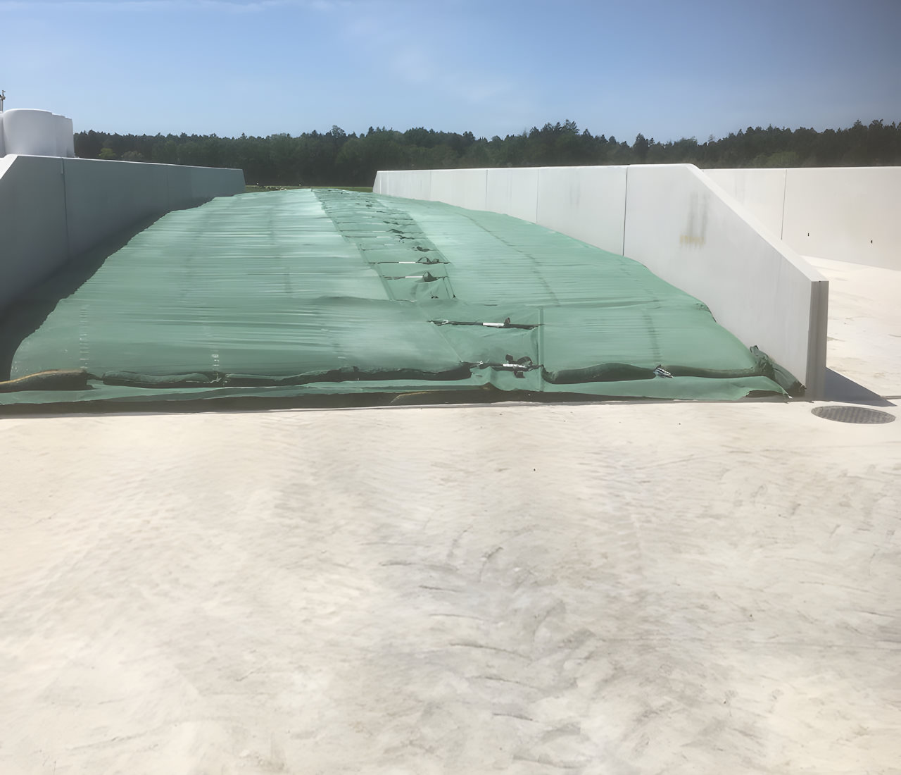 Fahrsilo mit Silage Safe Abdeckung zwischen Betonwänden